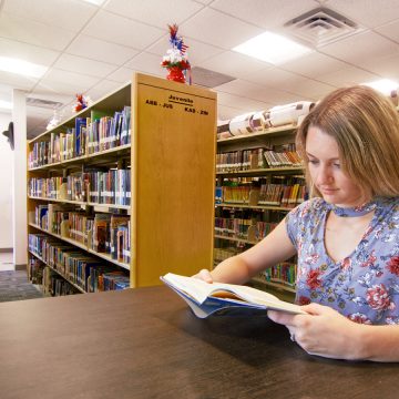 megan-reading-new-kent-library-1600